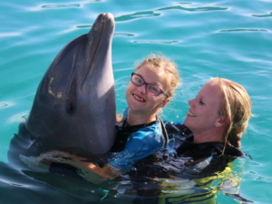 Dolphins4femke meisje zwemt met dolfijn