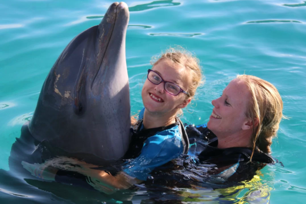 Dolphins4femke meisje zwemt met dolfijn